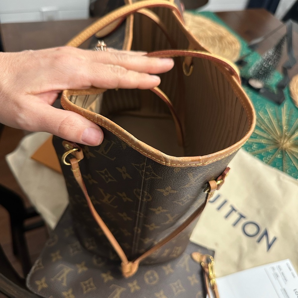 Louis Vuitton Neverfull MM (Purse and dust cover only).